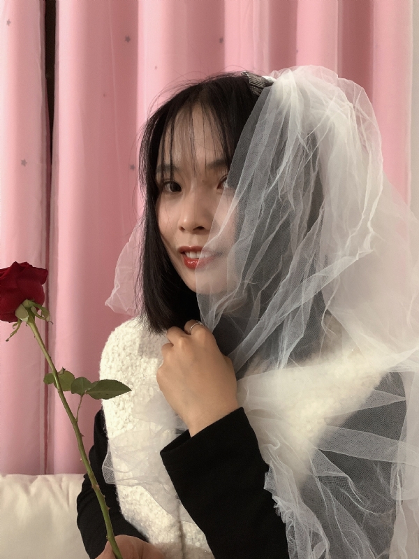 持紫菜包饭的女孩的第一张照片--平潭相亲服务中心